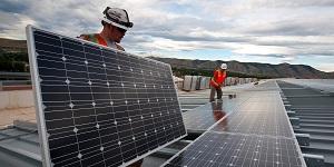 © Shutterstock/Michel luiz de freitas | Workers install solar panels in Rio de Janeiro, Brazil.